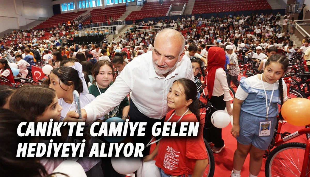 Canik'te Camiye Gelen Hediyeyi Alıyor  